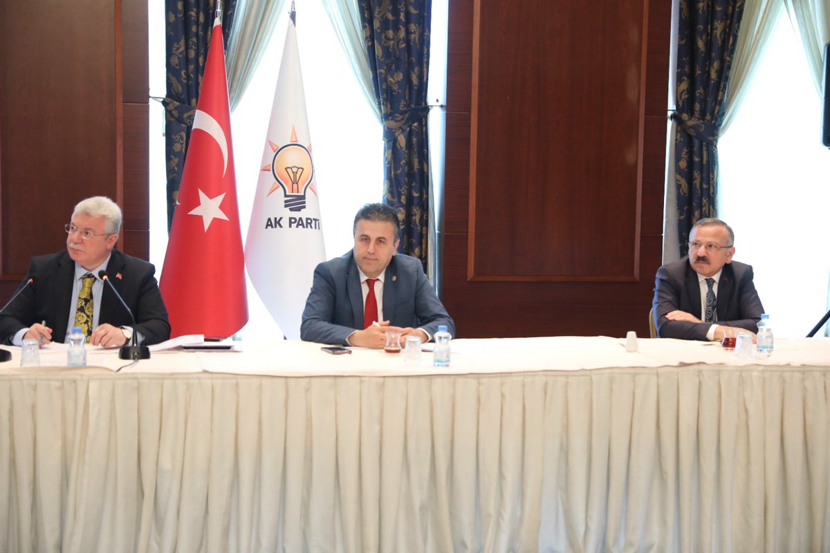 TBMM AK Parti Grup Başkanımız Abdullah Güler, Grup Başkanvekilimiz Muhammet Emin Akbaşoğlu'nun başkanlığında, milletvekillerimiz ile istişare ve değerlendirme toplantımızı gerçekleştirdik. Toplantımızın hayırlara vesile olmasını diliyorum. 📍 AK Parti Genel Merkezi