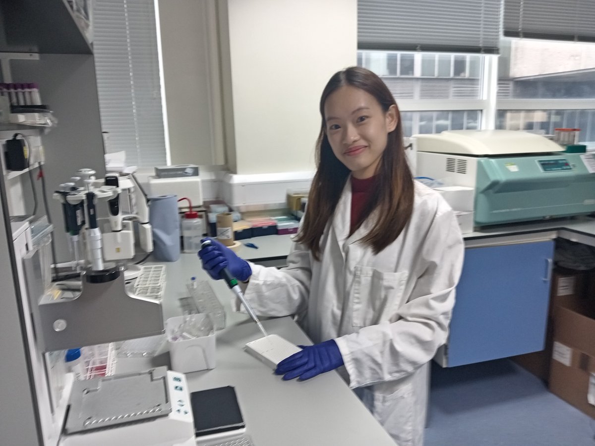 CancerMScShef's tweet photo. This is Karen, one of our MSc students. She is currently doing her research placement in one of our research labs. She says "my approachable supervisors support my curiosities and creativities by providing flexibility in my research project direction." https://t.co/PWJnkgDNwt https://t.co/XUhB3G9Mcy