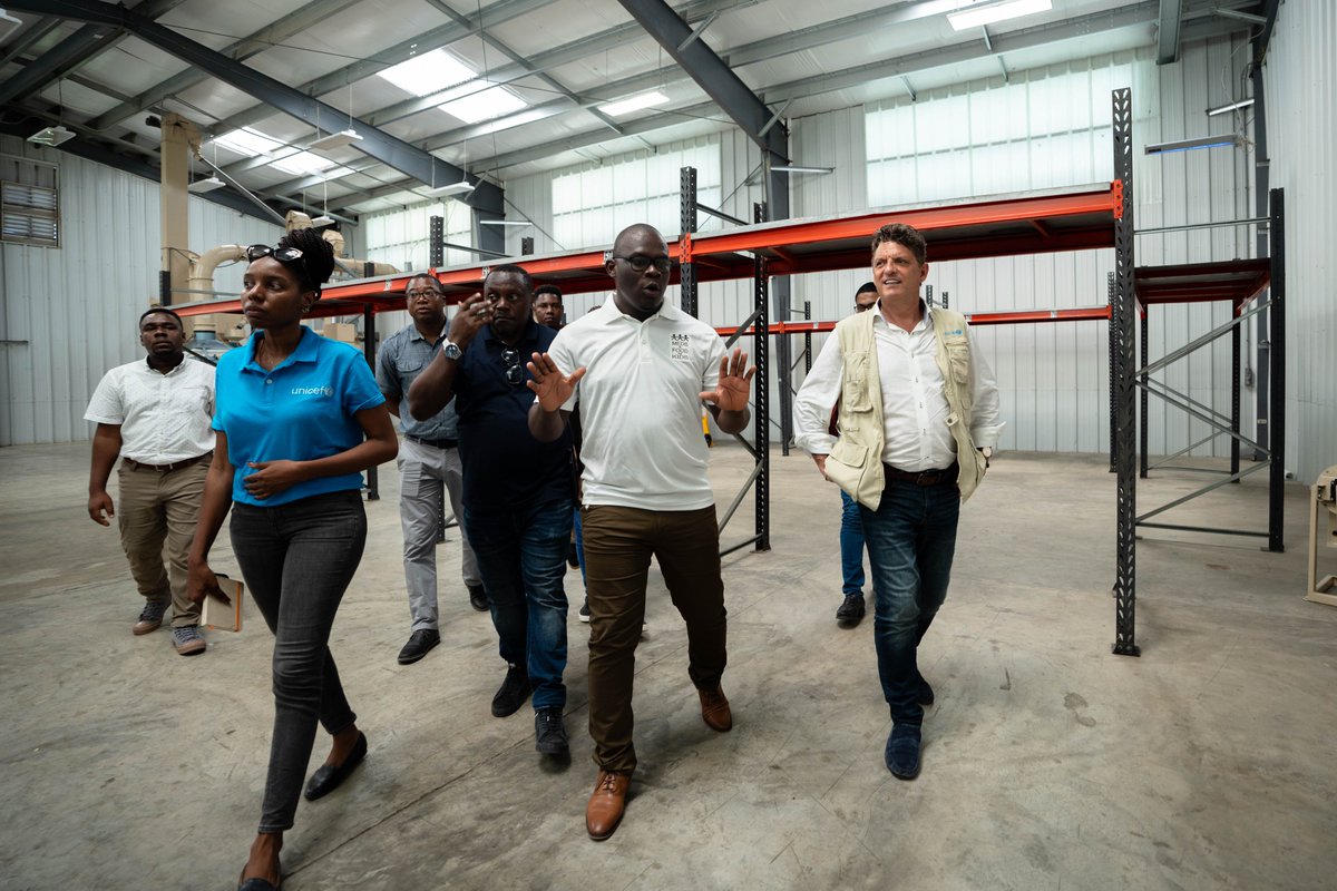 .@BrunoMaesUnicef visited the Cap-Haitian factory, producing over 80% of UNICEF's Ready to Use Therapeutic Food for Haitian children. UNICEF estimates severe child malnutrition will rise 20% in 2024. Yet, sourcing #RUTF locally helps circumvent supply challenges due to violence.