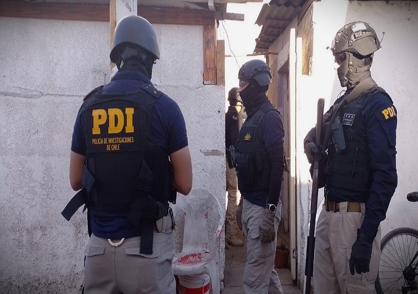 PDI Y FISCALÍA INTERVIENEN DOMICILIO DE COQUIMBO POR VENTA DE DROGAS EN PEQUEÑAS CANTIDADES. Detectives del Modelo Territorial Cero desarrollaron la investigación con Ministerio Público por la venta de cocaína base y cannabis en la población Sindempart. radionuevomundodeovalle.cl/2024/05/16/pdi…