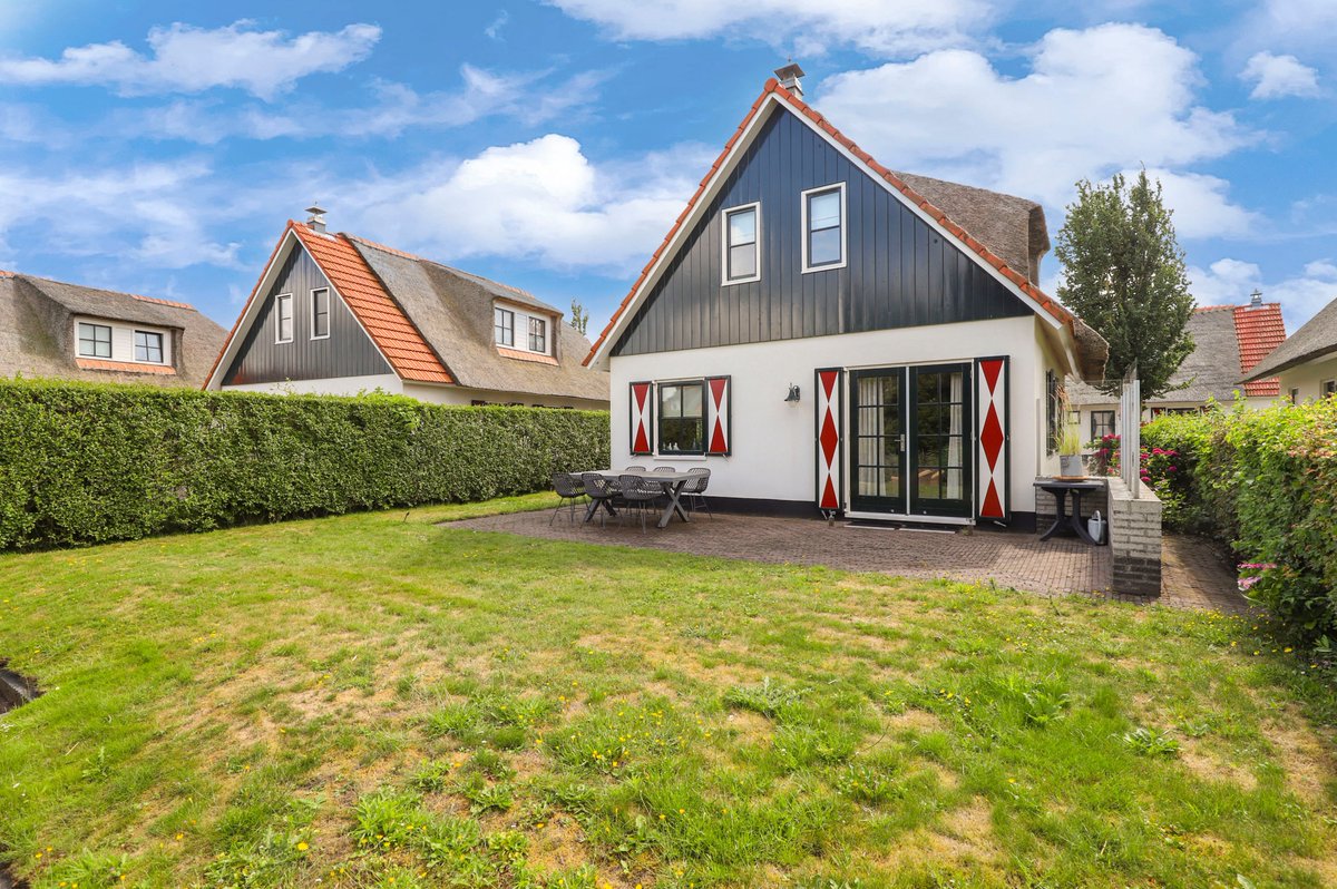 TE KOOP! Vrijstaande, rietgedekte recreatievilla op loopafstand van het strand van Callantsoog, Noord-Holland.

Verkoopinformatie: dop.nl/woningen/abbes…

#dopmakelaars #callantsoog #vakantiewoning #recreatiewoning #secondhome #tekoop #makelaar #makelaardij #vakantiemakelaar