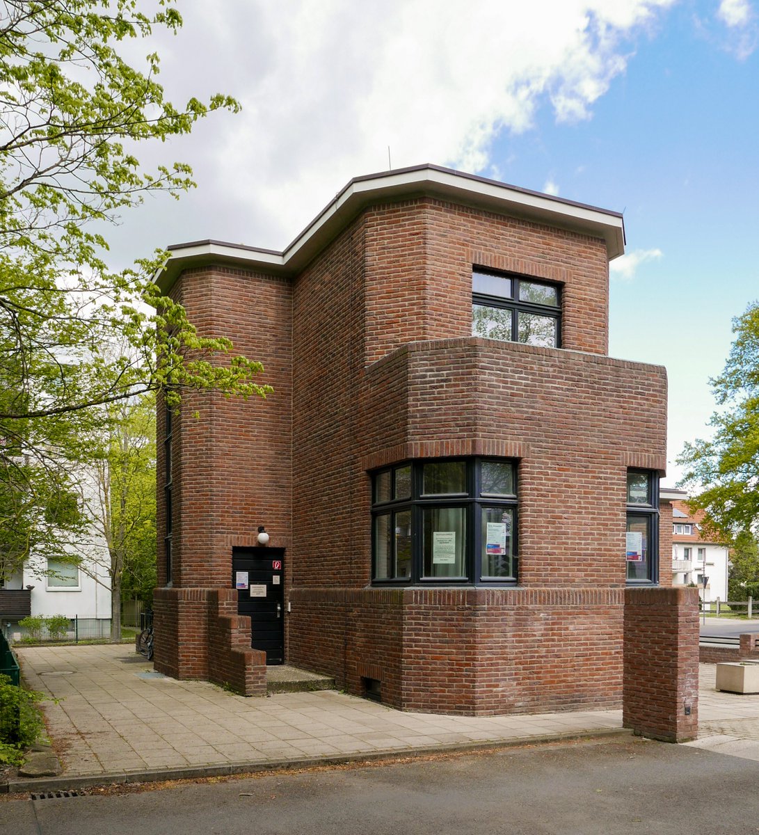 Neu im Denkmalatlas: Im hannoverschen Stadtteil Kirchrode kann man eines der späten Hauptwerke von Henry van de Velde bewundern – den Heinemanhof. Das einstige jüdische Damenstift ist 1929–1930 im Auftrag der Minna-James-Heineman-Stiftung erbaut worden.

denkmalatlas.niedersachsen.de/viewer/objekte…
