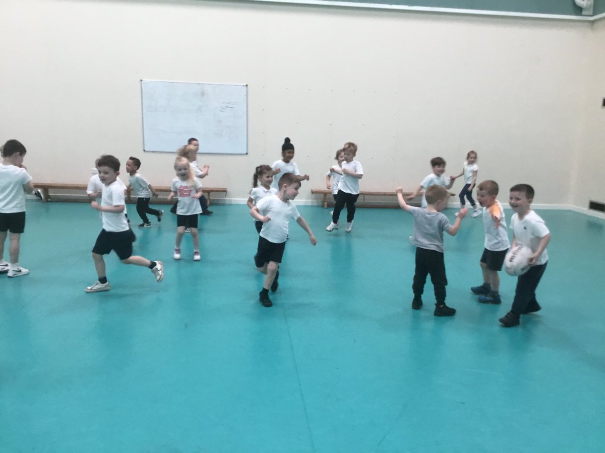 😆🏉👏 Our development officer Aidan delivering a fantastic passing and catching session and evasion skills session this afternoon 👏👏