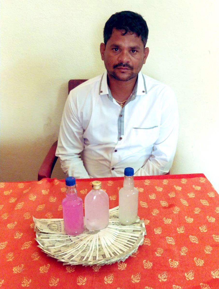 TelanganaACB's tweet photo. విద్యుత్ కనెక్షన్ అందించడానికి ఇరవై వేల రూపాయలు లంచం తీసుకుంటూ ఏసిబి అధికారులకు పట్టుబడ్డ మల్లారెడ్డిపల్లి గ్రామం చింతపల్లి మండలం , నల్గొండ జిల్లా #TSSPDCL ఆర్టిజన్ (గ్రేడ్-II) అధికారి నడింపల్లి వేణు కుమార్ ను అరెస్ట్ చేసి న్యాయస్థానం ముందు హాజరుపరిచారు. 

#ACB officials catch Mr.Nadimpally Venu Kumar, Artisan (Grade-II) #TSSPDCL of  Mallareddipally (V), Chinthapally (M), Nalgonda District while taking the bribe amount of Rs.20000/- for establishing electricty connection.
@CVAnandIPS 

#ACBTelangana #TSSPDCLOfficer #Arrest