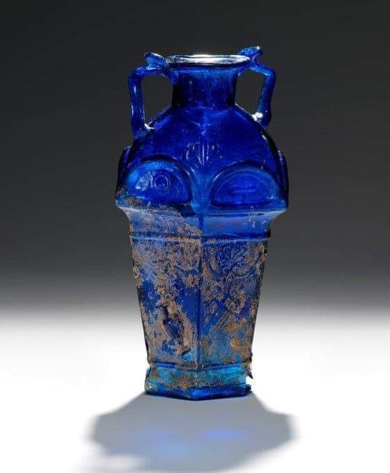 #ancient #archaeology #history #temple #arthistory #museum A 2,000 year-old Roman-era cobalt blue glass flask signed by master glassmaker ‘Ennion’. The Greek inscription reads ‘Ennion made me/it’. He is the first known glassmaker to sign his work.