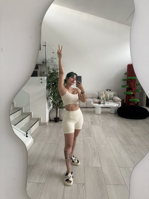 Para los buenos d&iacute;as, p&aacute;sate al stream ma&ntilde;anero 😊  https://t.co/oSDPhAm7EW https://t.co/22oHTWZJvM