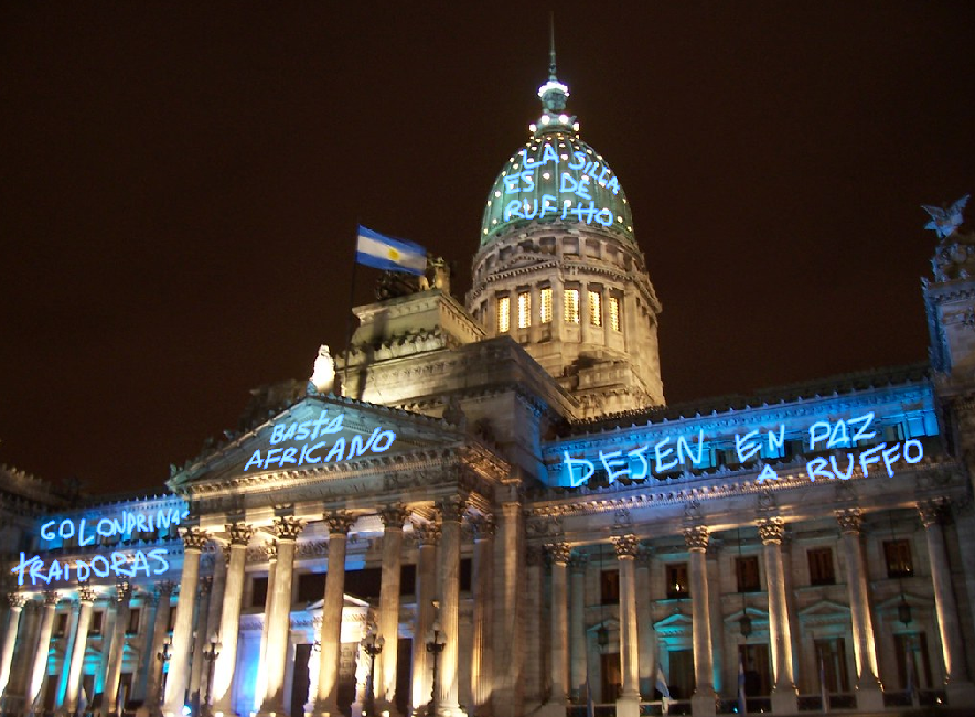 Ayer a la noche apareció la cúpula del Congreso con un mensaje pidiendo que le devuelvan la silla a Ruffito. Nadie tiene idea quién carajo lo hizo ni cómo. Cuidado boludo, Astartebord vigila.