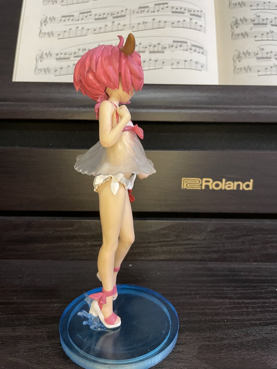 兎美ミヤくん完成です
印刷ミスの部分もあって上半身と下半身の接合部がかっちりしてませんがワンピースでなんとか誤魔化しています
台座はクリアレジンで印刷してクリアブルーを軽く拭いて裏から１ミリ真鍮で固定しました
無垢でプリントしたのでちょい重いです

booth.pm/ja/items/49704…
<a href="/kugubannya/">万夜</a>
