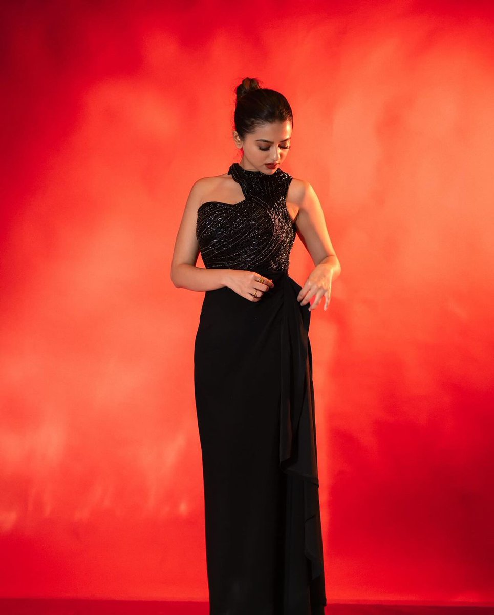 Hella @OfficialHelly7 in breathtaking black dress 🔥😍🧿 #HellyShah #HellyHolics @ayushi1502 @_2jth5_ @Archana_smile @CoFfEe___MuG @erum_tweets @ittu_love_helly @Hellyfan_Khushi @Nishi_203 @sairiyaaa @hellyshah_hana @Noviyanti0701 @pu1_5uchada @Mubii81855985