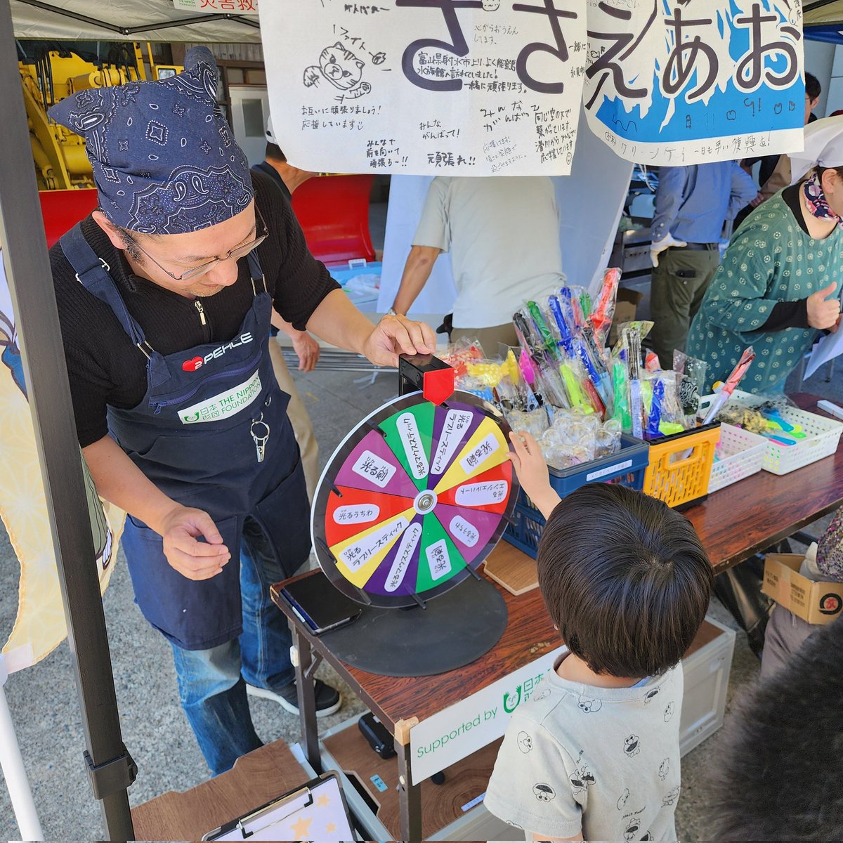 奥能登で縁日ブースを出店。沢山の子供達におもちゃをプレゼント。子供達の笑顔が嬉しい。潰れた家、ひび割れた道路。至る所に残る震災の傷跡。怖い思い、辛い思いをした子供達の心のケアに少しでもなればと思う。 #災害復興支援特別基金 #日本財団 #ばいにゃこ村