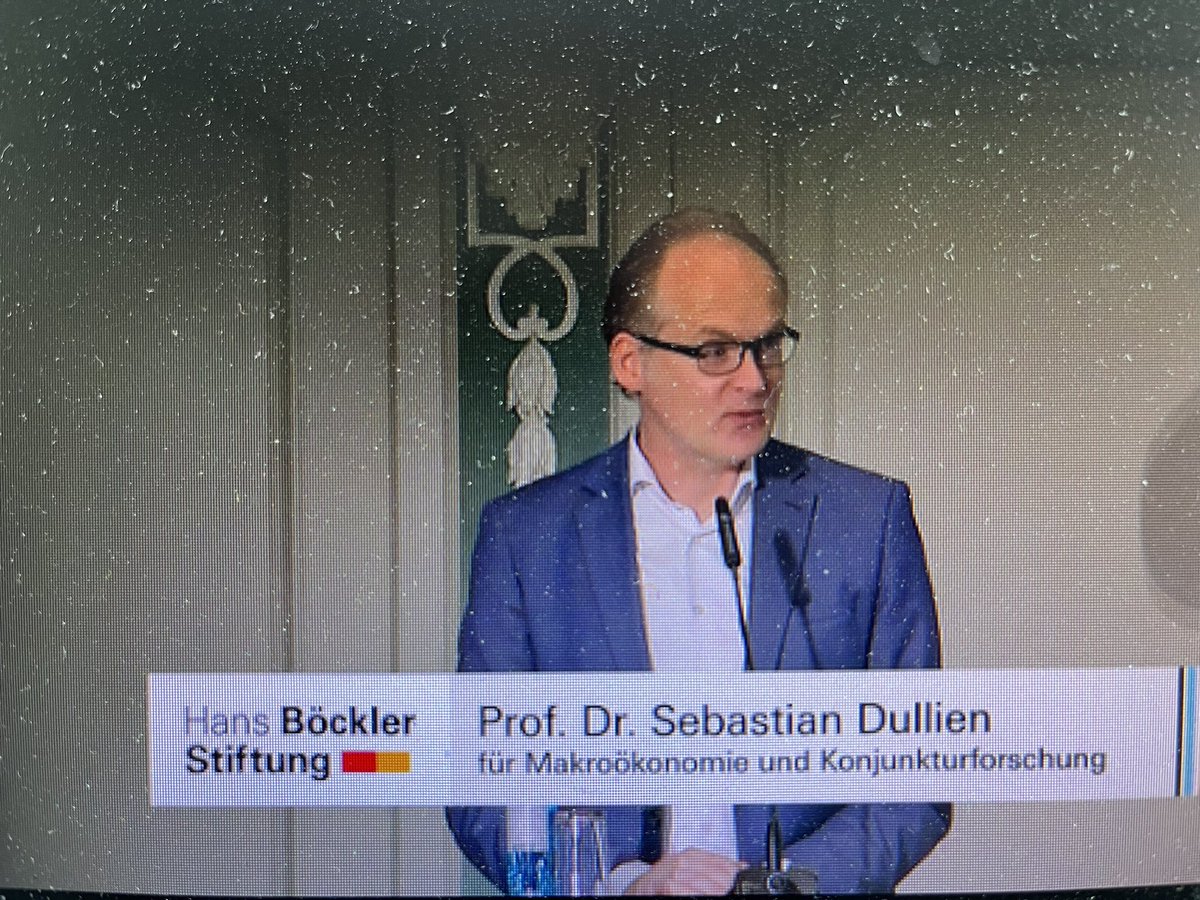 Unser @SDullien eröffnet #imkforum24 zur #Schuldenbremse . Bereits 2008 hat das @IMKFlash davor als „Wachstumsbremse“ gewarnt. Dullien betont: Auch den jungen Generationen bringt die Bremse nichts. Die dt. Schuldenquote ist zwar niedrig, aber dafür die #Infrastruktur marode.