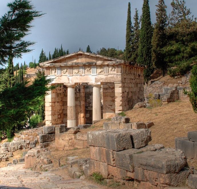 Delphi’deki Apollon Tapınağı’nın girişine iki kelime oyulmuştur.

“GNOTHI SEAUTON”

     “Kendini bil”
