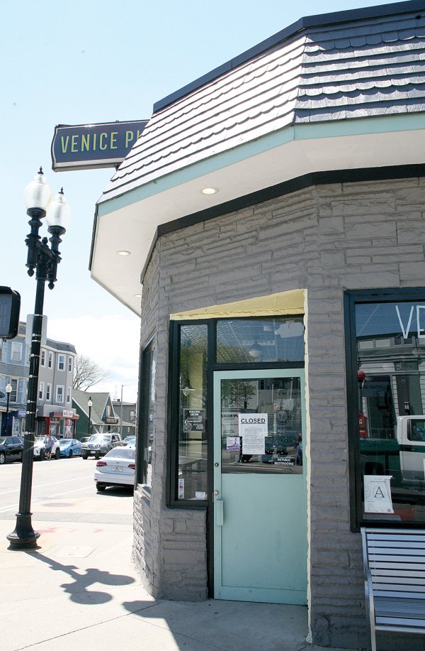 This corner retail space in Savin Hill where Venice Pizza long operated has been vacant since it closed abruptly last year, and owners of the building say it has been hard to land a new tenant. #Dorchester dotnews.com/2024/former-ve…