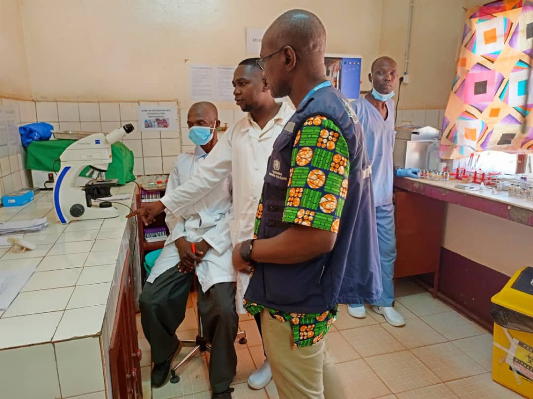 OMSCentrafrique's tweet photo. À #Kaga_Bandoro, une mission de @OMSCentrafrique fait l’état des lieux à l'hôpital central pour préparer la mise en œuvre du projet d'amélioration du dépistage/diagnostic de la #TB 😷 et du #VIH 🦠 avec l'implication des acteurs communautaires dans le transport des échantillons. https://t.co/3fY8ZrrHOH