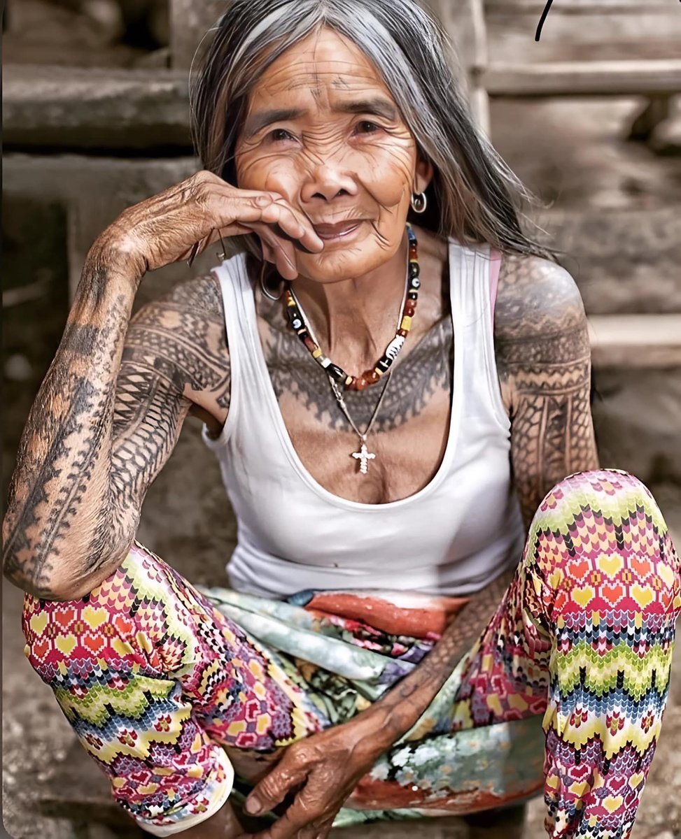 Meet Whang-od Oggay, a 103 year old tattoo artist from the Philippines. She is the only remaining traditional Kalinga tattooist. (Filipinler'den 103 yaşındaki dövme sanatçısı Whang-od Oggay ile tanışın. Kalan tek geleneksel Kalinga dövmecisidir.)