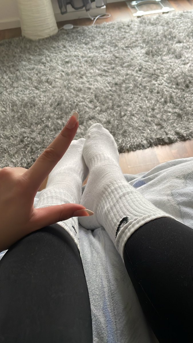 Was findest du so geil an Füßen / Socken 🤭