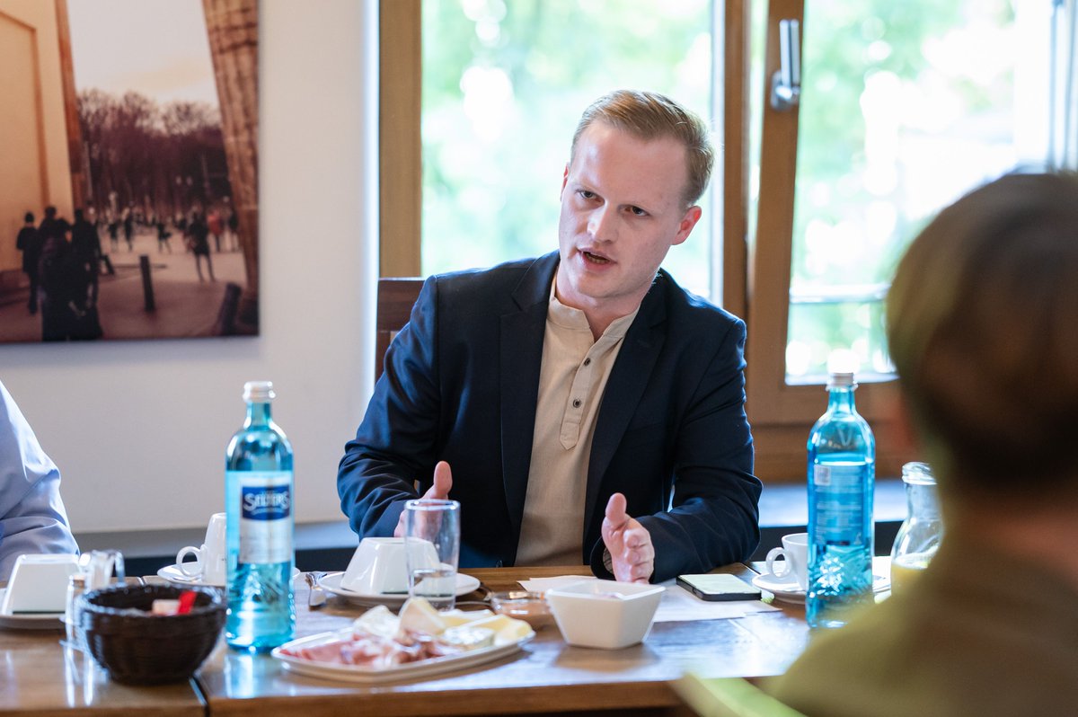 insm's tweet photo. Auf Einladung von @TheRepublicDe diskutierte heute INSM-Kommunikationschef @WachsVictor mit Autor @NickolasEmrich und Campaigner Arian Aghashahi über Bürokratie und betonte die Wichtigkeit von Sunset Clauses. So kommen wir dem Bürokratiedschungel bei: https://t.co/e0E5lEJB0o