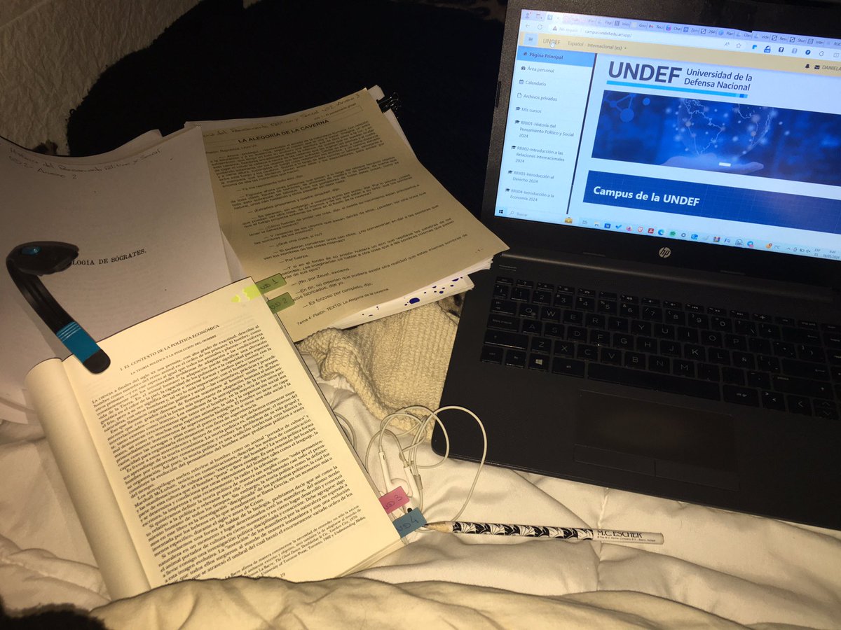 DanisAbatecola's tweet image. Cansada de haber trabajado toda la noche, con un frío que, hoy, no se me pasa ni con el café, necesitando un break con algo lindo, pero estudiando en la cama!!!
#StudyDay #StudyNight #Study #Coffee #CoffeeLover #ILoveMe #BeTwiceAsGood #University #MoreCoffee