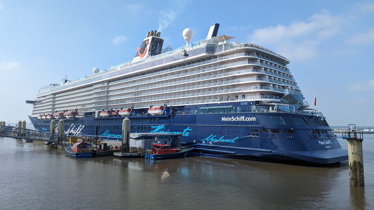 Mein Schiff 3 at Liverpool Cruise Terminal this morning.
@tuicruises @MeinSchiff3 @CruiseLpool @LiverpoolPilots @VisitLiverpool @Lpool_Waters @Liv_Seafarers @Global_Ports