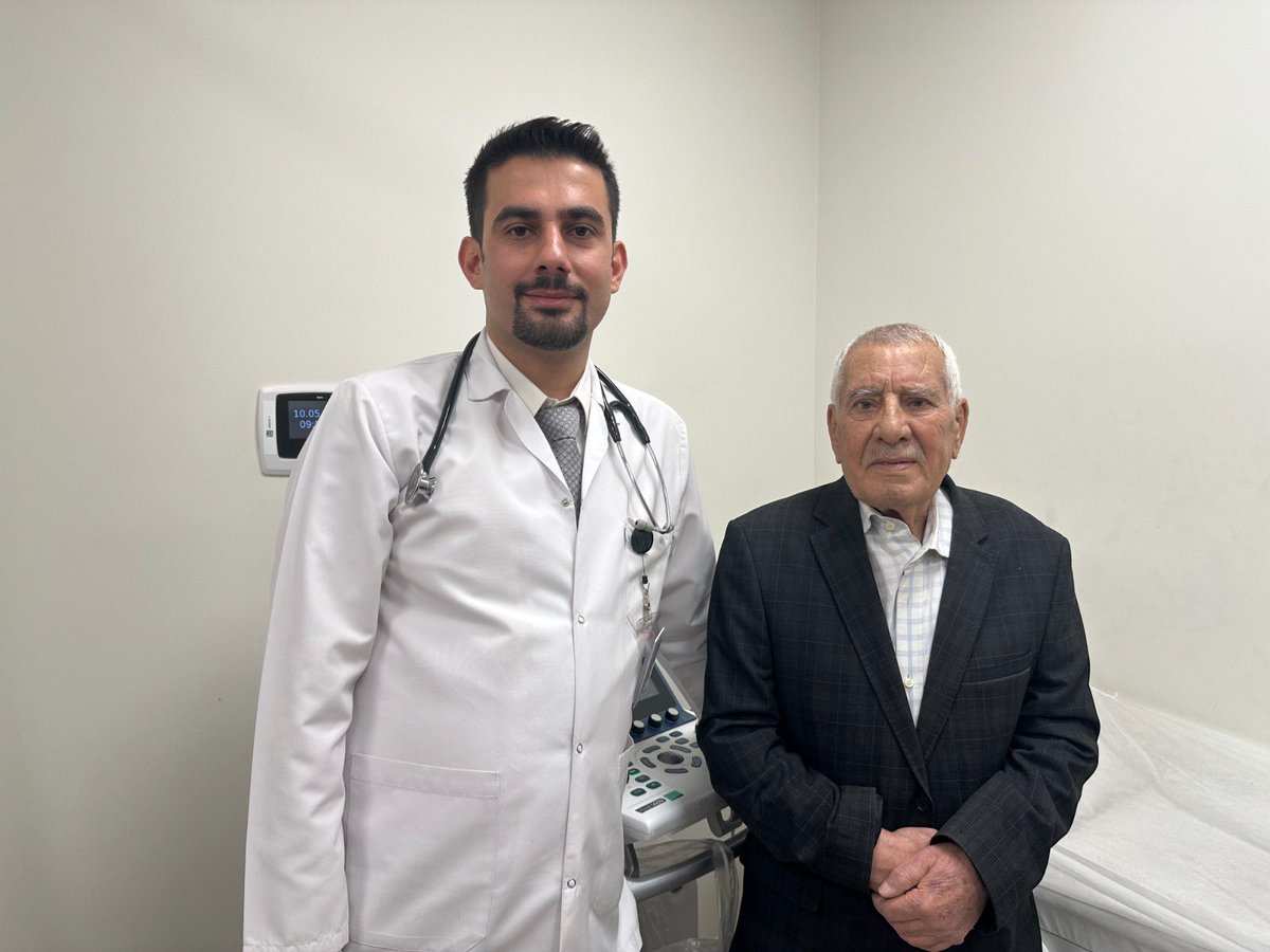 Gaziantep’te aort kapağında darlık ve kalp damarlarında tıkanıklık olan 84 yaşındaki A.Akın, Transkateter Aort Kapak İmplantasyonu (TAVİ) adı verilen yöntemle Gaziantep Şehir Hastanesi Kardiyoloji Uzmanı Doç. Dr. Veysel Özgür Barış tarafından tedavi edilerek ,sağlığına kavuştu.