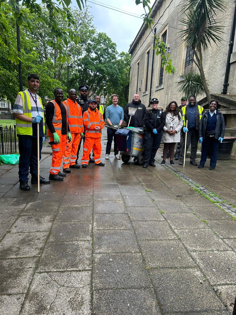 We have joined @lambeth_council and @mpsbrixton colleagues at St Matthew’s Garden for a clean up this afternoon.