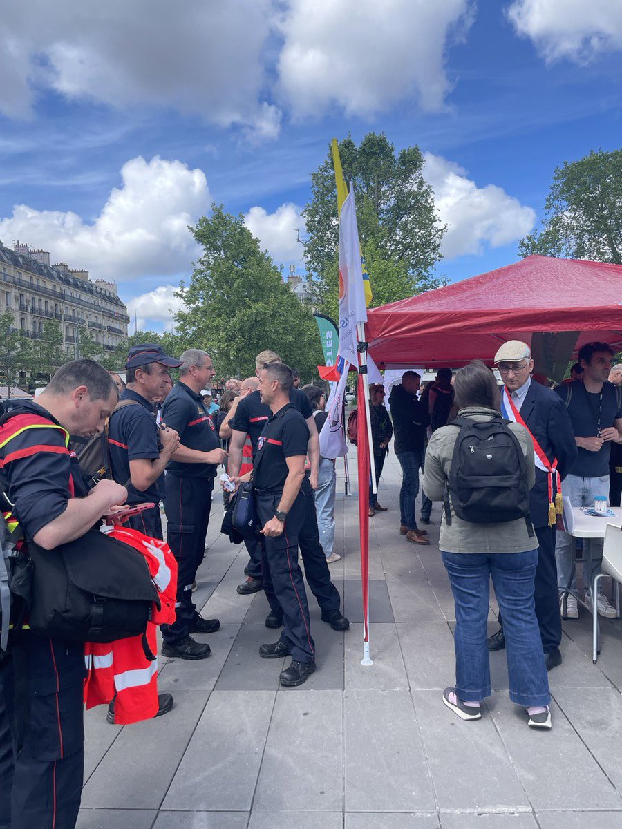 Aujourd'hui les #pompiers se mobilisent pour demander une meilleure prise en compte des risques pour leur santé. Avec @EELV nous organisons des tests pour évaluer leur exposition aux #PFAS, particulièrement présents dans les uniformes et mousses anti incendies. Résultats à venir