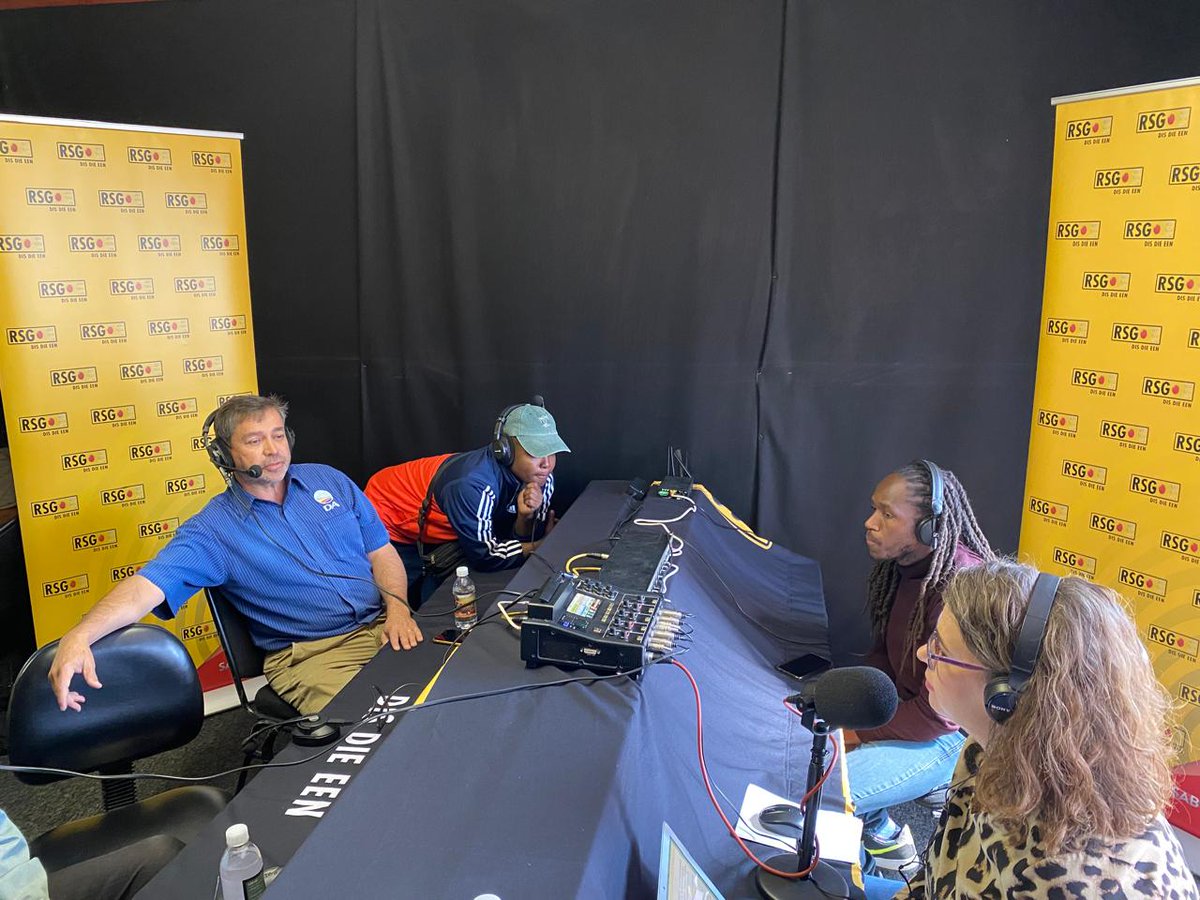 DAFSNews's tweet photo. 🇿🇦🌾🎙 | DA Free State Premier Candidate Roy Jankielsohn on RSG with the DA's plan for the support of the agriculture sector in the Free State. 

Some of the DA’s plans include:

- Prioritisation of rural safety
- The repair and maintenance of road infrastructure

1/2 https://t.co/ZPbkwOn18S