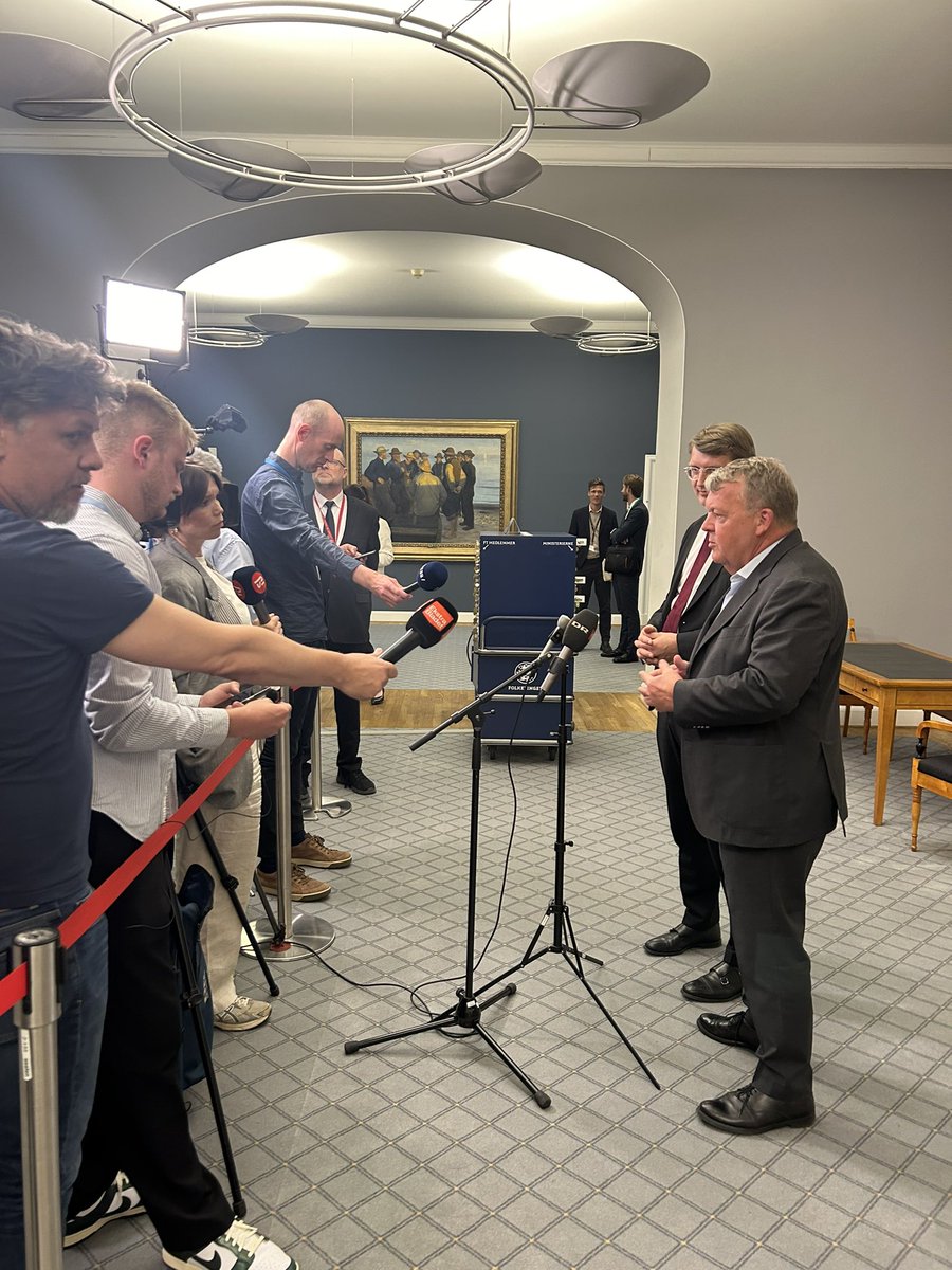 🇩🇰FM @larsloekke: 'Pleased to announce a new military support package to Ukraine worth 750 million EUR bolstering their air defense and artillery. 🇩🇰also looking into opportunities for investing in 🇺🇦’s defense industry. Denmark stands firmly with Ukraine and its people.'