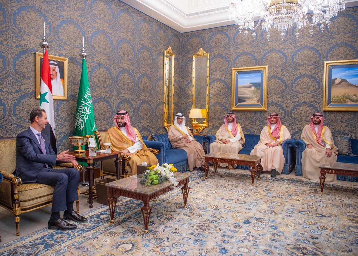 KSAmofaEN's tweet image. #Manama | HRH the Crown Prince met with Syrian President on the sidelines of the 33rd Arab Summit.