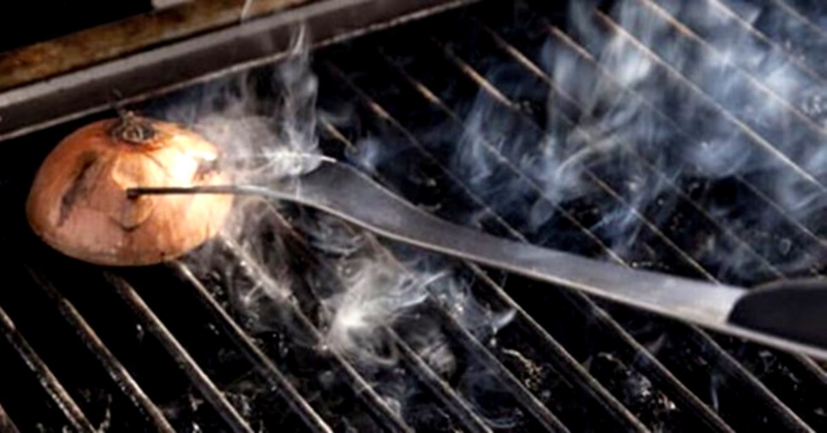 KS_Industries_'s tweet image. Onions natural juices have antibacterial properties that sanitize grates. Plus, using an onion to clean a grill loosens dirt and can be a safer alternative to chemical cleaners. 
#TisTheSeason #TipsandTricksThursday
