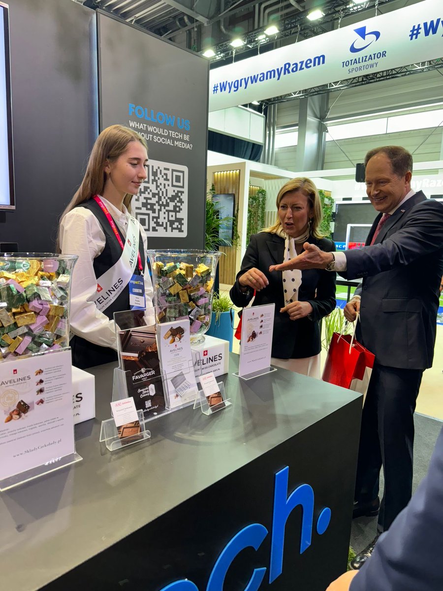 ⁦@USAmbPoland⁩ got a taste of Swiss innovation and chocolates at our #swisstech pavilion. Thank you for your visit!