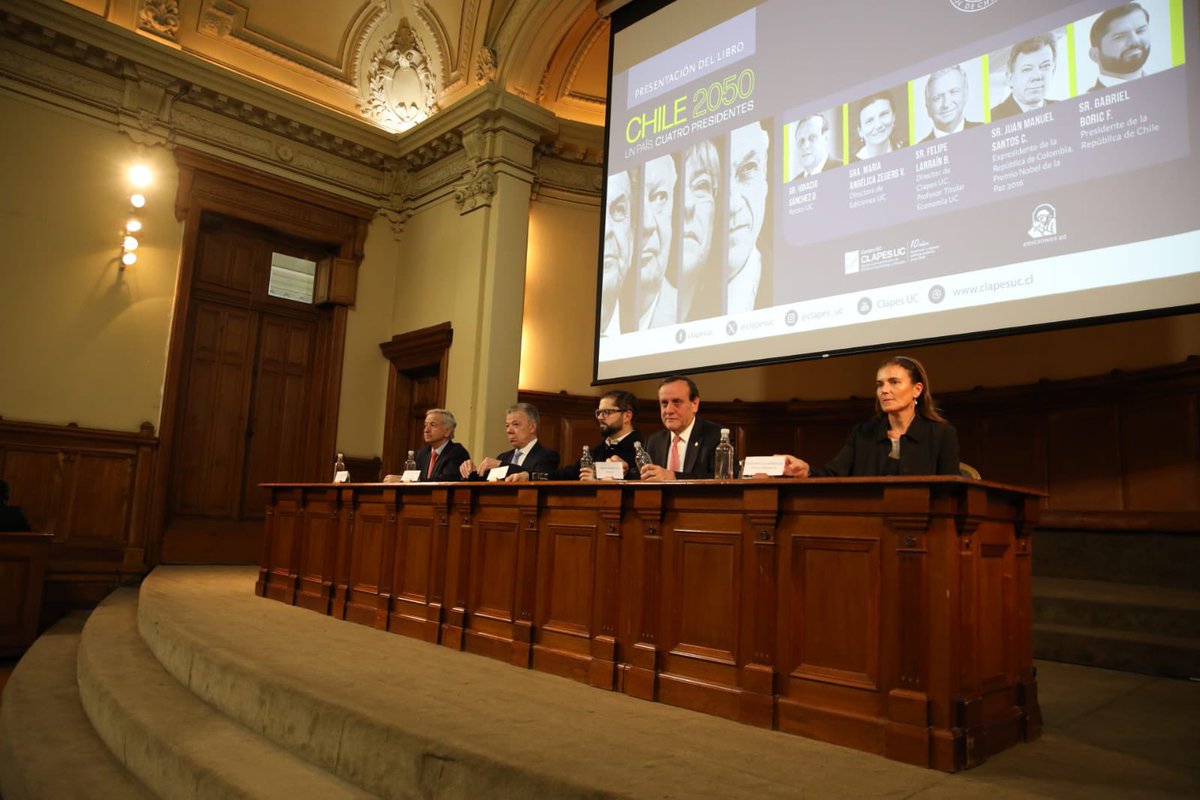 🔵En la instancia, participa el Presidente @GabrielBoric, el #PremioNobel de la Paz y expresidente de Colombia, @JuanManSantos, el #RectorUC, Ignacio Sánchez, la Directora de @edicionesuc, María Angélica Zegers, y el Director de @ClapesUC, @felipelarrain: rebrand.ly/on8m5dq