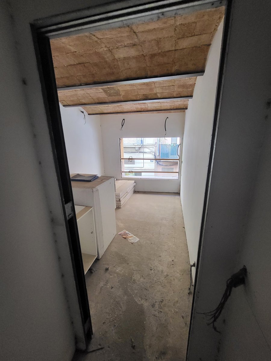 Os presento mi nueva adquisición.

Piso de 71m2 comprado por importe de 60.000 euros. (10% ITP).

Reformasm cerrada por importe de 25.000 euros con IVA incluido.

Venta potencial por 140.000 euros.

Beneficio potencial entre 40k y 50k.

Comprado con cash, nada de financiación con