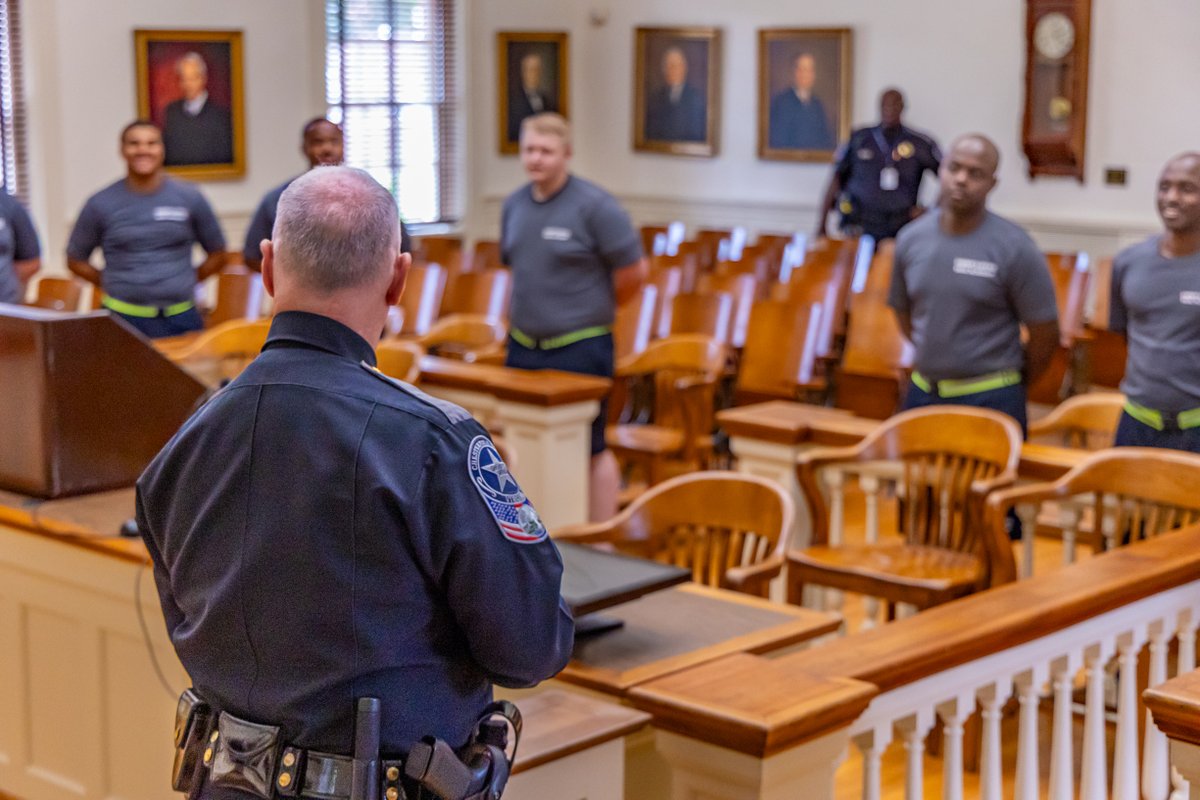 CCSOVA's tweet image. Yesterday, the 39th Basic Academy ran its sixth history run meeting with Lt. Colonel Wilkerson. He spoke to the recruits about the history of the 1917 Courthouse. #basicacademy #training #history #run