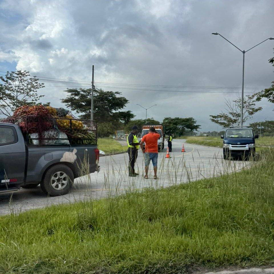 Increíble: 

@ProtegeryServir y <a href="/ATTTPanama/">Autoridad del Tránsito</a> haciendo retenes en Merca Panamá mientras el Centenario está PARALIZADO. 

Esto tiene que terminar, <a href="/JoseRaulMulino/">José Raúl Mulino</a>!!! 

Ningún ATTT vi de Nuevo Chorrillo a Centenario tratando de agilizar. ¿Por qué no aportan al país?