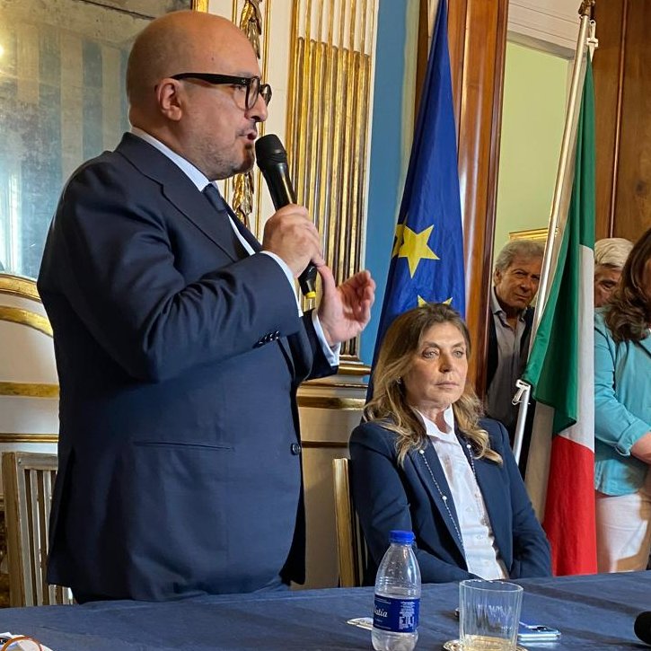 g_sangiuliano's tweet photo. A Napoli, a raccontare il grande impegno per la #cultura e la valorizzazione del nostro patrimonio con @DocimoRaffaella, candidata di #FDI al Parlamento europeo, docente universitario di medicina, di grande valore accademico. https://t.co/0IP4DzNUsD