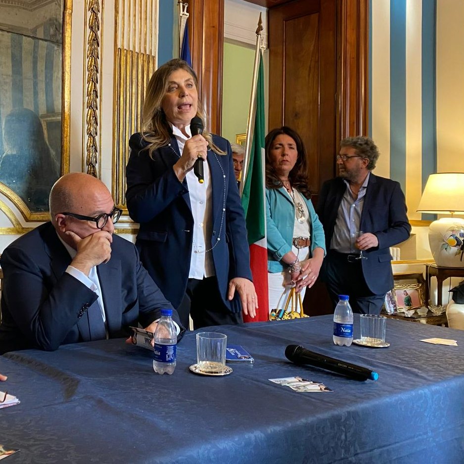 A Napoli, a raccontare il grande impegno per la #cultura e la valorizzazione del nostro patrimonio con @DocimoRaffaella, candidata di #FDI al Parlamento europeo, docente universitario di medicina, di grande valore accademico.