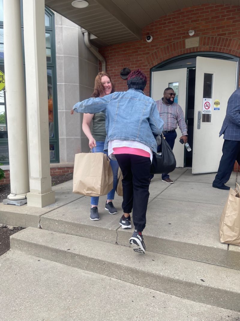 HACP1's tweet image. Our newest Communications Specialist, Denise Bonura, was greeted with a hug at the Bedford EnVision Center Wednesday while handing out food bags during a @412FoodRescue Food Drop. 

Denise joined Resident Relations Administrative Assistant Alexis Livingston to hand out 100 bags…