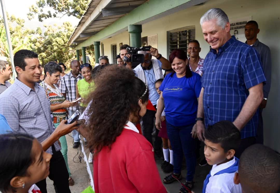 DiazCanelB's tweet photo. Continuamos recorridos por municipios del país. Ayer en Viñales y Habana del Este. Hoy en la provincia de Las Tunas y Camagüey, en intercambio con nuestro pueblo. Sistema de trabajo que mantenemos desde inicio de año, mediante el cual llegaremos a todos los municipios de #Cuba. https://t.co/bHJg3unJnH