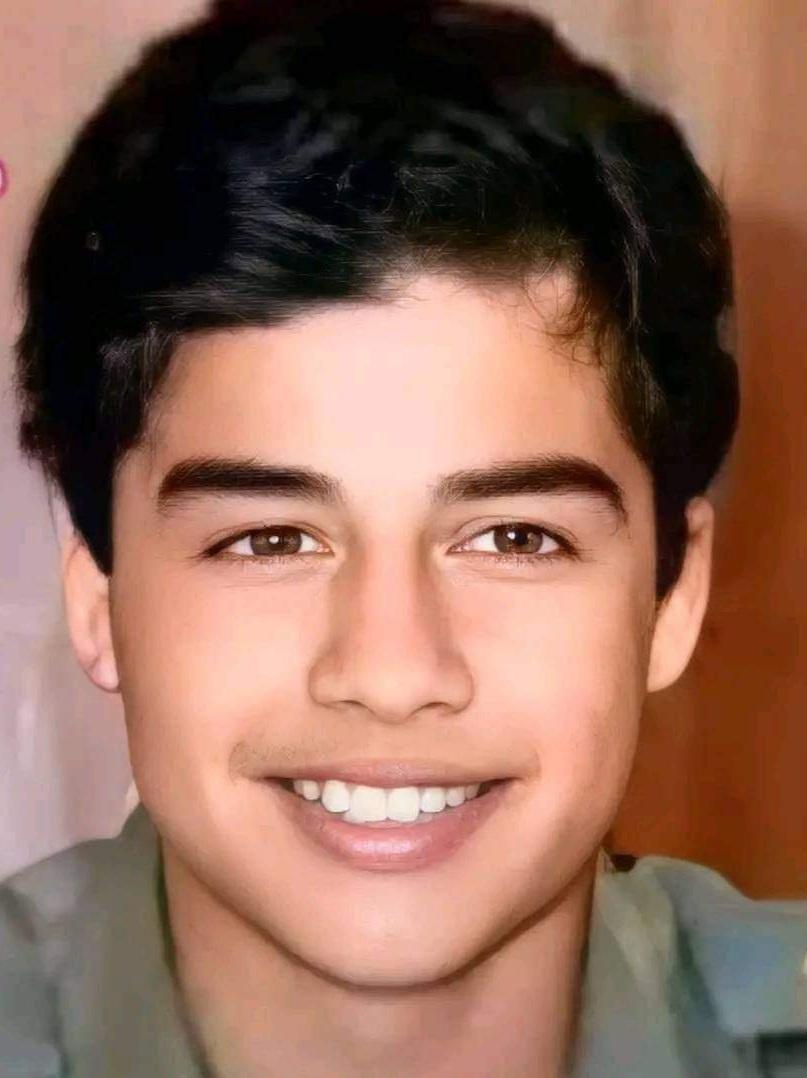 ادفع نصف ثروتي للي يعرف صاحب هذي الصوره !؟🤔