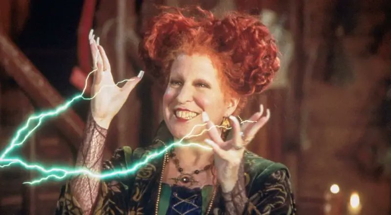 C'est pas possible que le design et l'attitude de #Maestro dans la nouvelle saison de #DoctorHWo ne soit pas influencés par #WinifredSanderson dans #HocusPocus. No. Way.