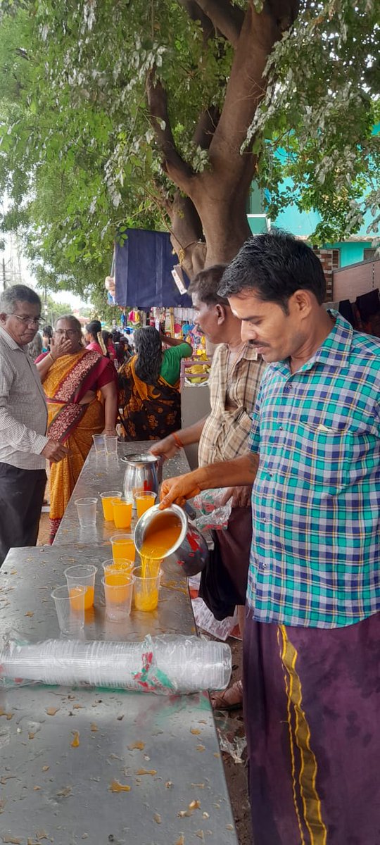 நெல்லை புறநகர் மாவட்டம், வள்ளியூர் #சுப்பிரமணிய சுவாமி திருக்கோயில் #சித்திரை திருவிழா #தேரோட்டத்தை முன்னிட்டு, இந்து வியாபாரிகள் நல சங்கம் சார்பில் பக்தர்களுக்கு #குளிர்பானம் வழங்கப்பட்டது...

#Valliyur #Nellai #சேவைப்பணிகள் #HinduMunnani #இந்துமுன்னணி