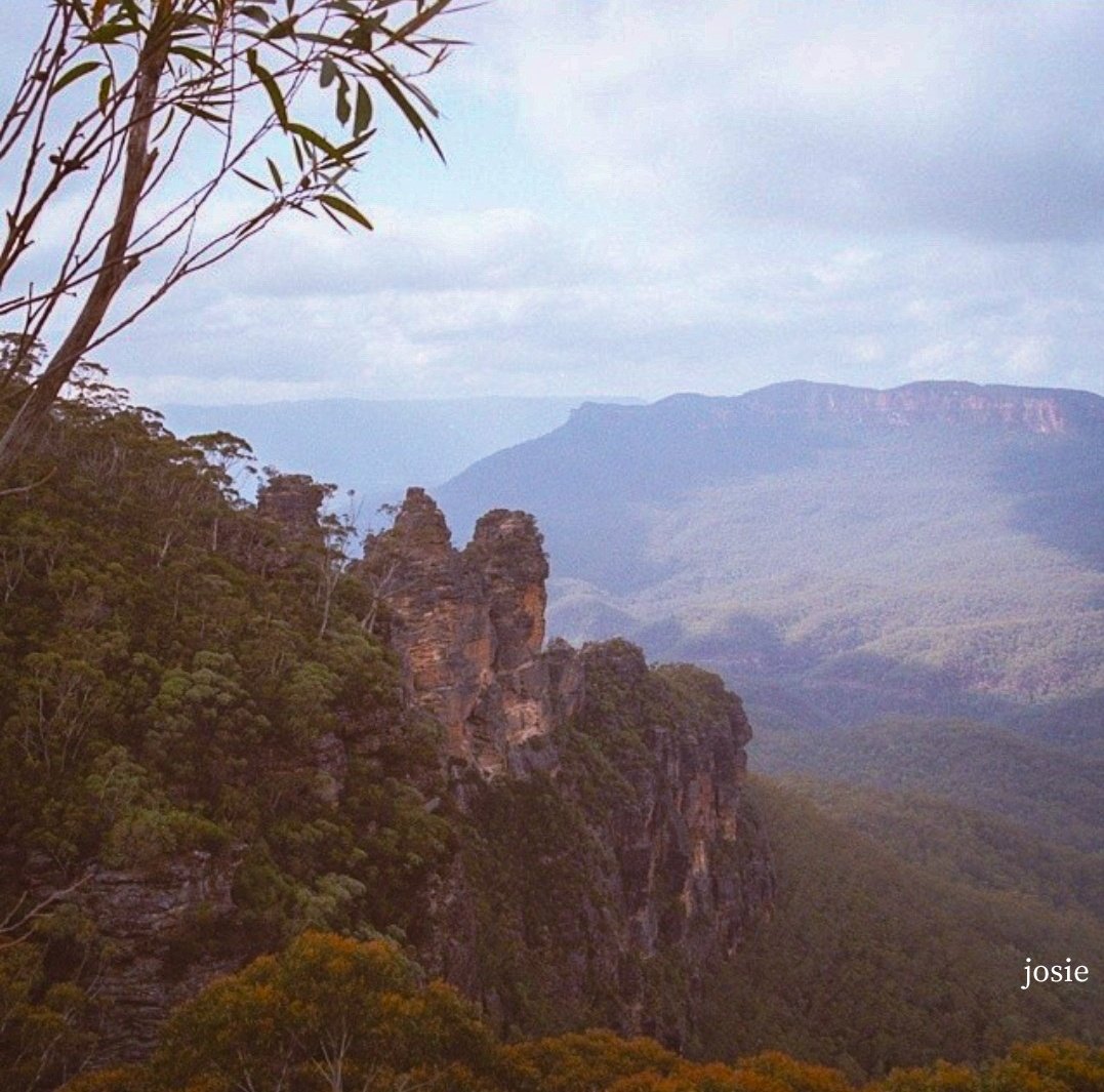 #Bergen is vandaag het thema van #mei_nmooistefotos, een fotochallenge georganiseerd door @bosw8er_jochem. Dan denk ik gelijk terug aan mijn reis naar Australië. Dus snel een foto van de Three Sisters opgezocht, een bekende rotsformatie in de Blue Mountains in New South Wales 💖
