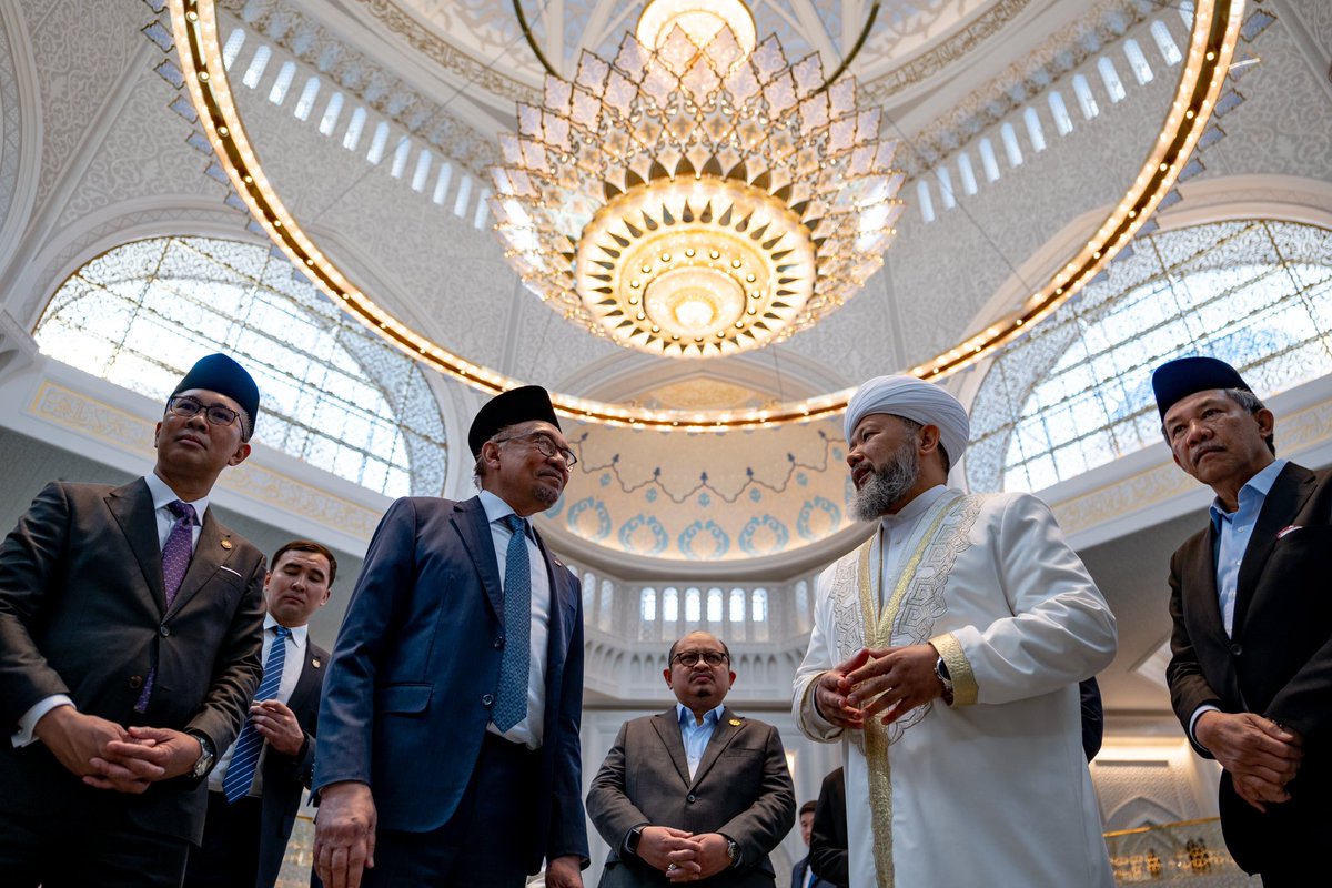 Usai urusan kenegaraan di Kyrgyzstan pada pagi Khamis, saya dan delegasi Malaysia langsung berlepas ke sebuah lagi negara di benua Asia Tengah iaitu Kazakhstan untuk lawatan rasmi dua hari. Alhamdulillah, sebaik sahaja tiba di Astana pada tengah hari Khamis, iaitu pusat