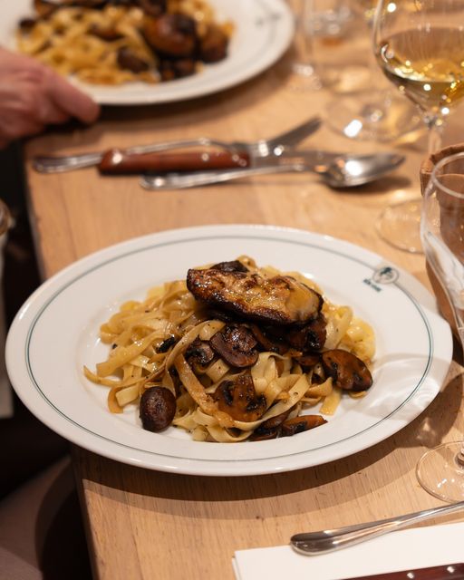 Le Bon Vivre offre tout ce que la cuisine d’Huguette a de réconfortant, de doux et de familier.
La macaronade en est le parfait exemple : foie gras poêlé, tagliatelles et champignons... What else ?
#lebonvivre #toulousemaville #toulousefr #cuisinelocale #cuisinemaison