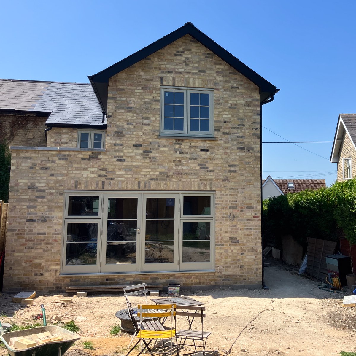 DaleWindows's tweet photo. Windows and door installation means the property has reached a crucial stage; it's watertight! 🙌
#dalejoinery #timberwindowsanddoors #timberwindows #frenchdoors #newbuildhome https://t.co/TCdrWx1kLt