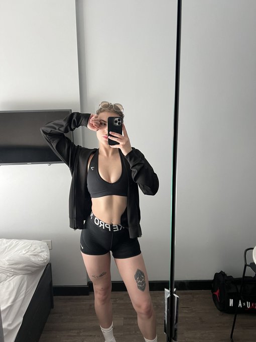 u see me in tesco dressed like this, wyd? https://t.co/o9n3AbJd4E<a href="/tag/sidemencharitymatch"class="tags"><span>#sidemencharitymatch</span></a>