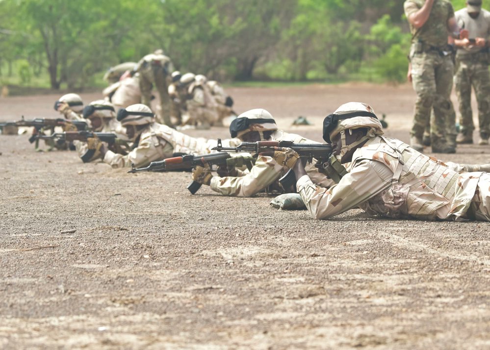 The Spanish Special Operations Command instructs members from the Armed Forces of Mauritania on weapons tactical training during #Flintlock24 in Daboya, Ghana, May 14, 2024. Flintlock strengthens key partner nations in Africa, in partnership with other international SOF members.