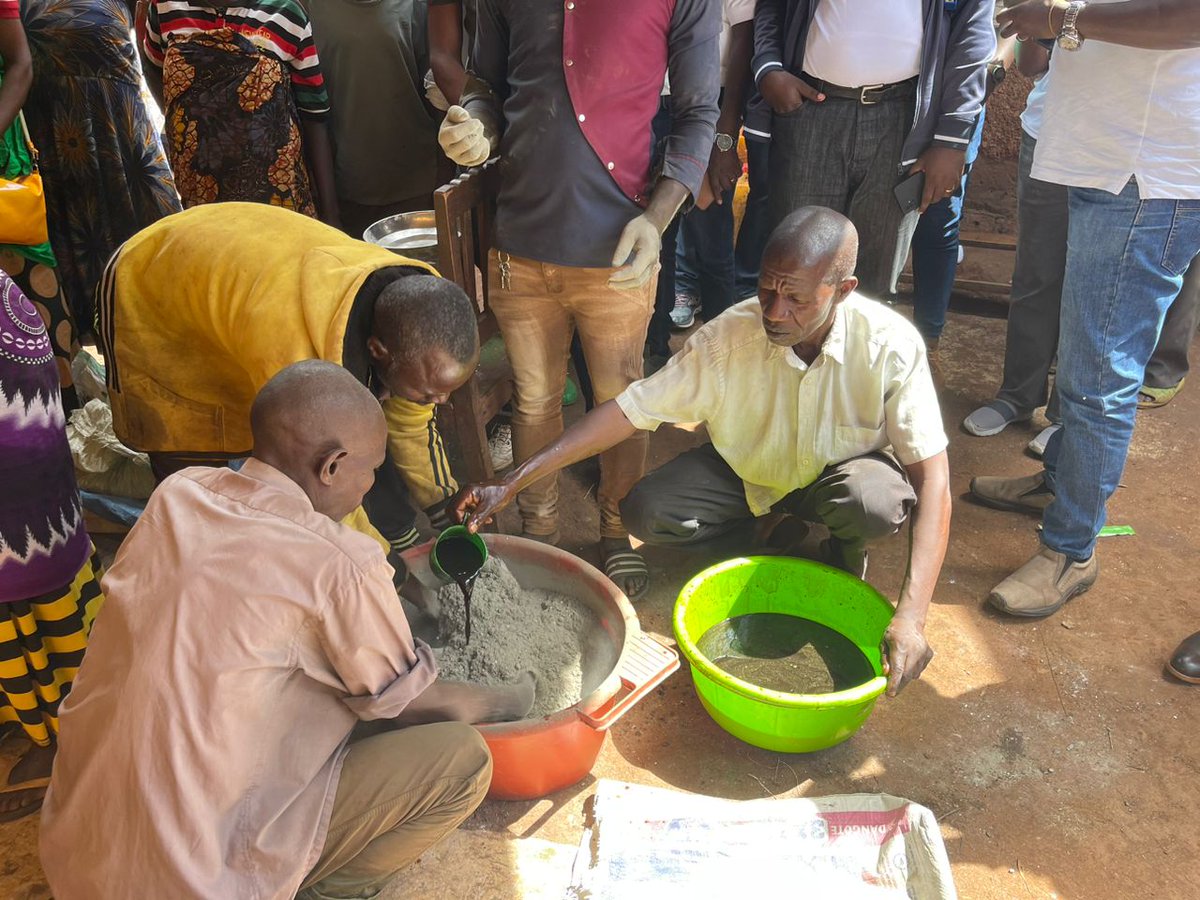 Cattle licking blocks provide vital minerals & nutrients for 🐄. Now, members of the “Tugwize umwimbu m’ubworozi cooperative” know how to make them, thanks to training funded by the 🇺🇸 through @FeedTheFuture. Their cows will grow stronger & produce more milk, increasing revenues