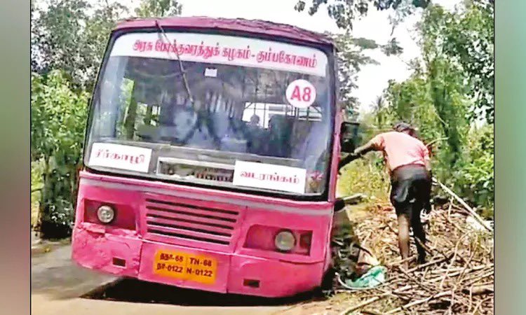 அரசுப் பேருந்தில் இருந்து சாலையில் கழன்று ஓடிய சக்கரம்: அரசுப் பேருந்துகள் பழுது பார்க்கப்பட்ட லட்சனம் இது தானா? மயிலாடுதுறை மாவட்டம் சீர்காழியிலிருந்து வடரங்கம் என்ற கிராமத்தை நோக்கிச் சென்ற தமிழ்நாடு அரசுப் போக்குவரத்துக் கழகத்திற்கு சொந்தமான நகரப் பேருந்தில் சக்கரம்